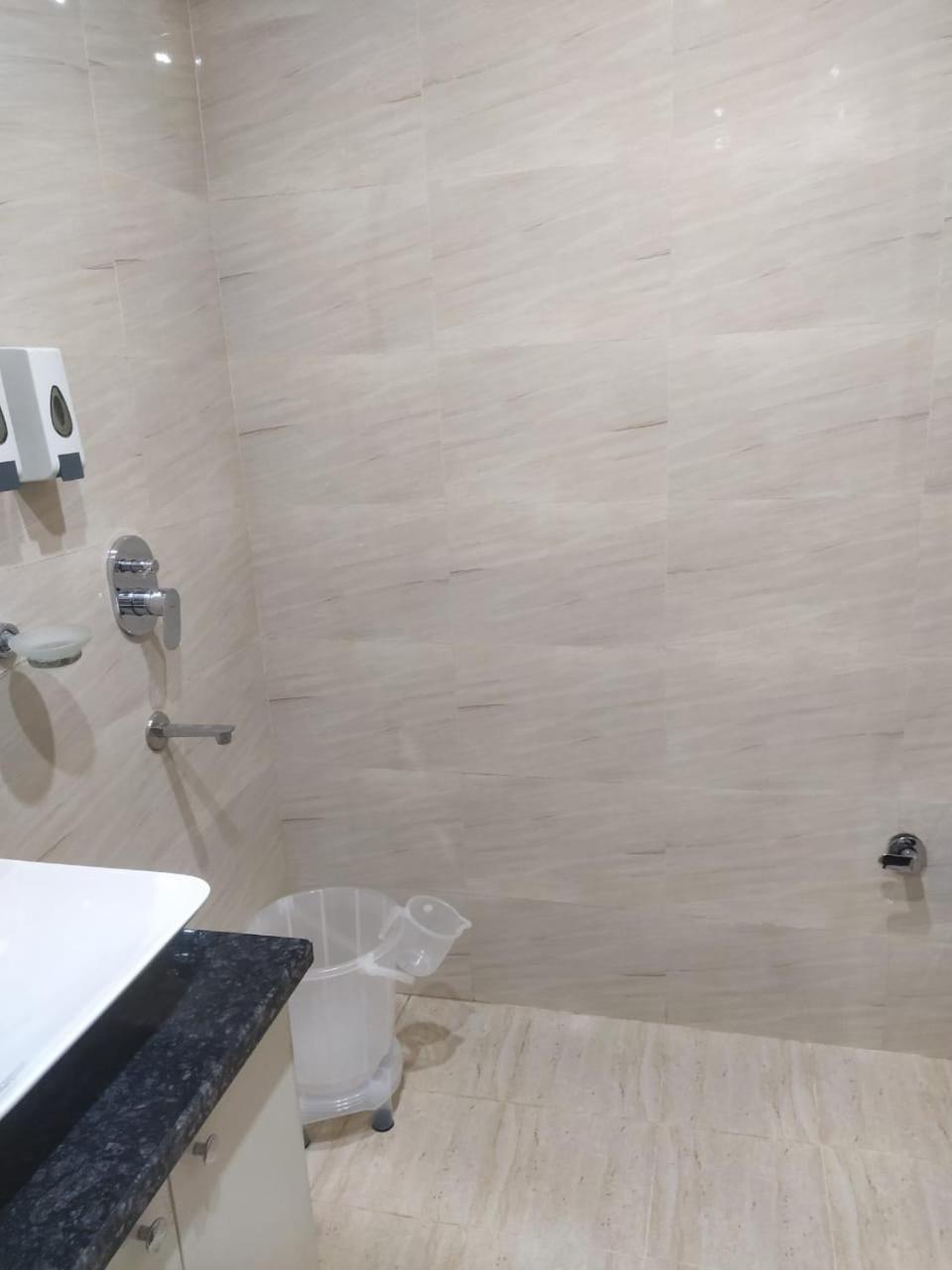 Limewood Stay - Near Golf Course Road Γκουργκάον Εξωτερικό φωτογραφία