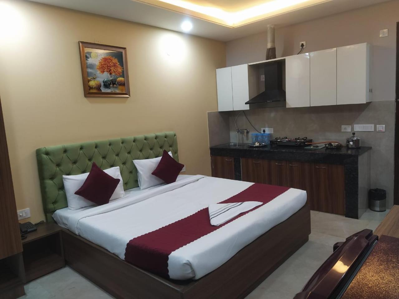 Limewood Stay - Near Golf Course Road Γκουργκάον Εξωτερικό φωτογραφία