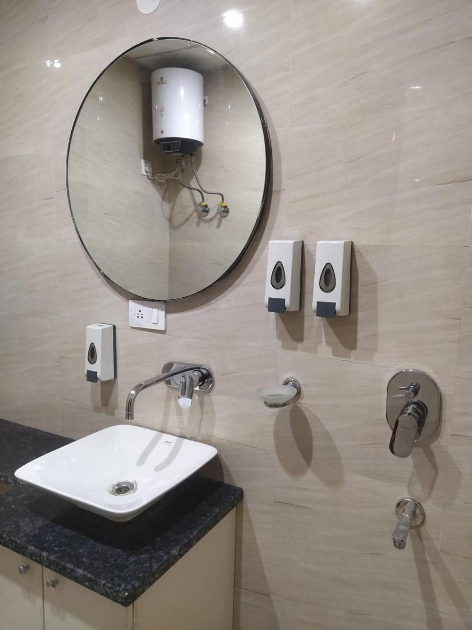 Limewood Stay - Near Golf Course Road Γκουργκάον Εξωτερικό φωτογραφία