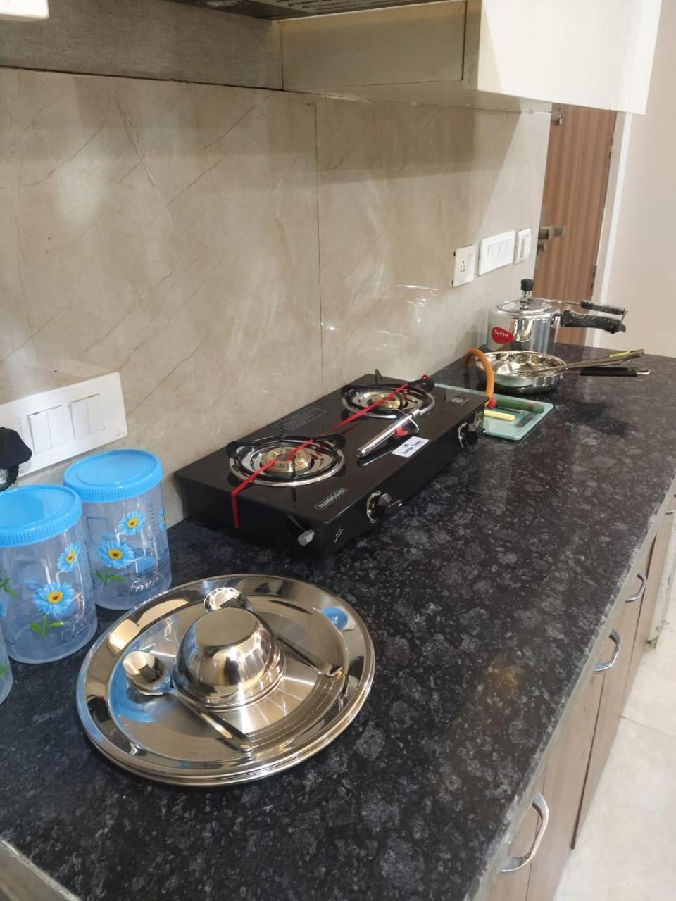 Limewood Stay - Near Golf Course Road Γκουργκάον Εξωτερικό φωτογραφία