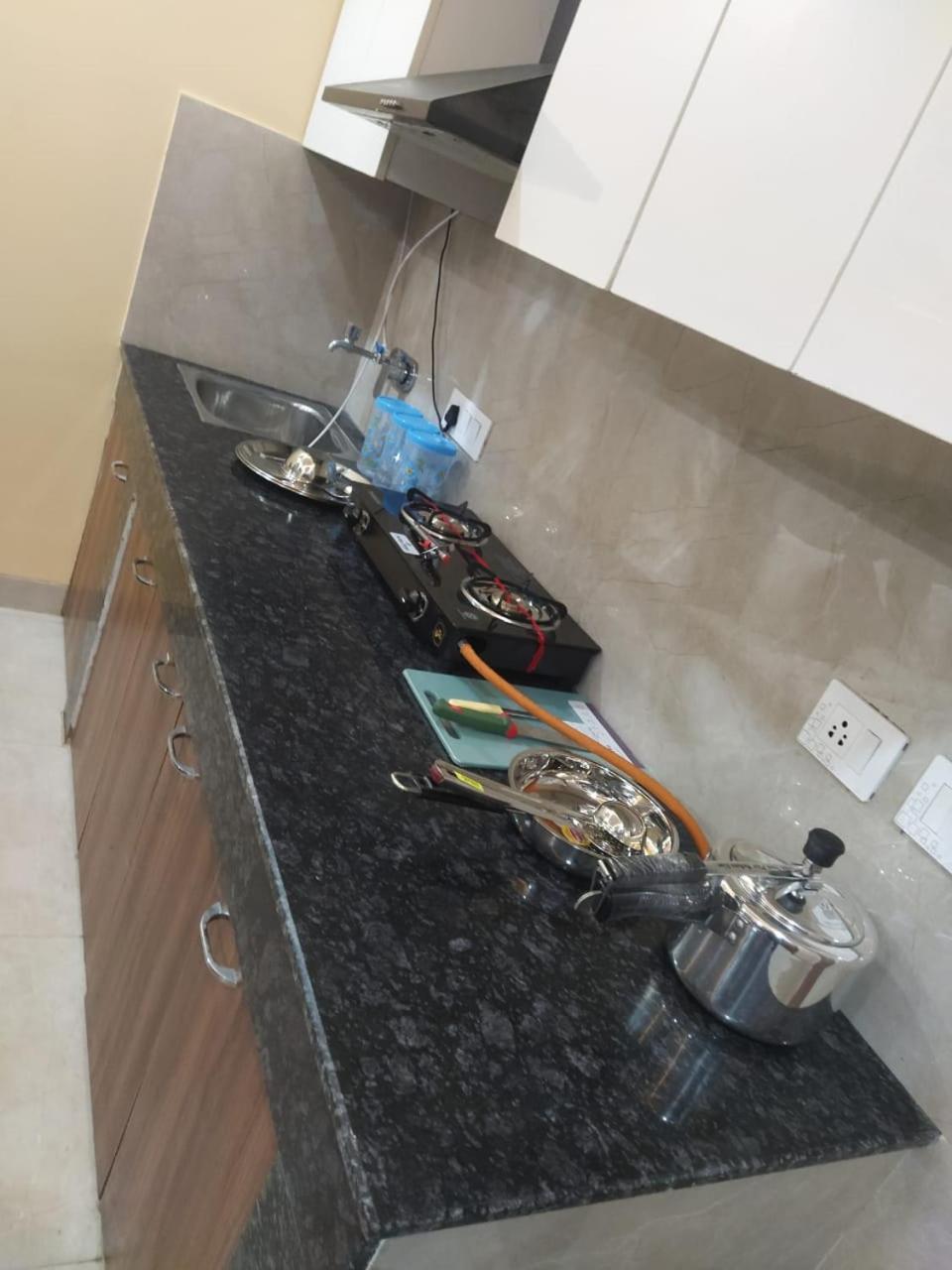 Limewood Stay - Near Golf Course Road Γκουργκάον Εξωτερικό φωτογραφία