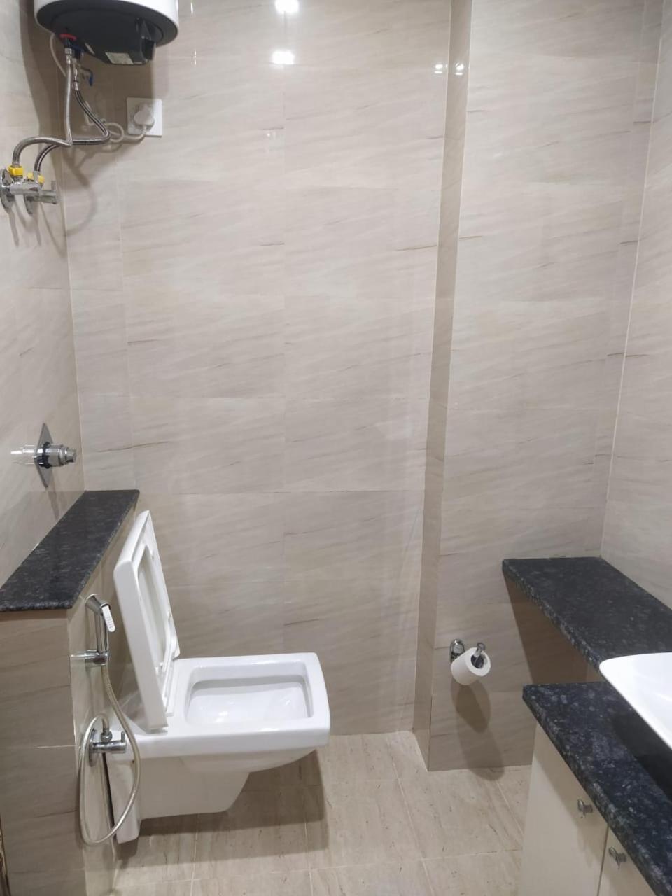 Limewood Stay - Near Golf Course Road Γκουργκάον Εξωτερικό φωτογραφία